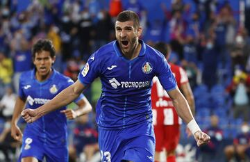 1-0. Stefan Mitrovic celebra el primer gol.