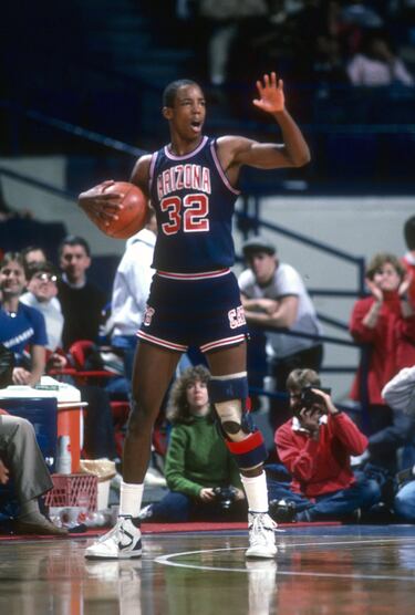 Estrella en la Universidad de Arizona, Elliot (57 años ahora) es recordado por su etapa en los Spurs. Dos veces All Star y escolta titular en el equipo que ganó el primer anillo con Gregg Popovich, con Tim Duncan y David Robinson como torres gemelas. Poco después de proclamarse campeón de la NBA, Elliott anunció que sufrió una grave enfermedad de riñón (glomeruloesclerosis), que lo conocía desde siete años antes y que había empeorado tanto que necesitaba un trasplante cuanto antes. Su hermano mayo Noel ejerció de donante, la operación se realizó el 16 de agosto de 1999 y Elliott volvió a las canchas NBA el 13 de marzo de 2000. El primer jugador que regresó a la gran Liga tras un trasplante de riñón. Acabó esa temporada, jugó la siguiente completa y se retiró en 2001.  