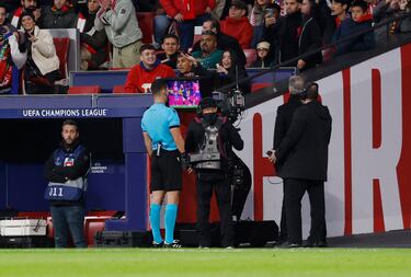 El árbitro Ivan Kruzliak revisa la jugada entre Daizen Maeda y Mario Hermoso.