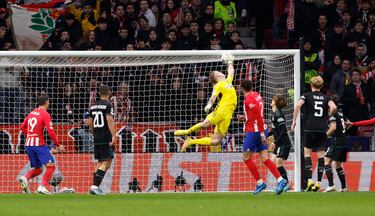José María Giménez emata de cabeza y manda el balón al larguero de Joe Hurt.