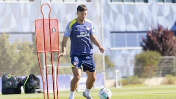 Lenglet, en un ejercicio táctico con balón.