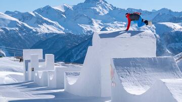 Pierre Vaulter ripando en snowboard en el circuito de nieve de 250 metros construídos en Serre Chevalier (Francia) en colaboración con Red Bull.