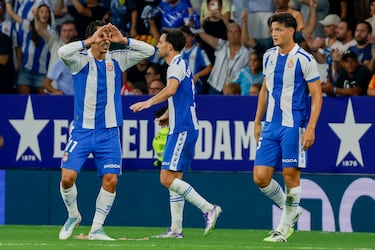 2-1. El delantero perico celebra el segundo tanto.