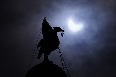 El eclipse solar parcial visto sobre el Royal Liver Building en el paseo marítimo de Liverpool.
