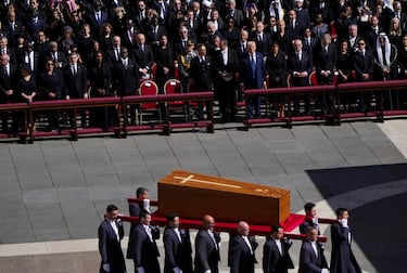 El presidente de Estados Unidos, Donald Trump, el presidente de Polonia, Andrzej Duda, el presidente de Finlandia, Alexander Stubb, y el rey Felipe de España durante la misa funeral del Papa Francisco en la Plaza de San Pedro en el Vaticano.