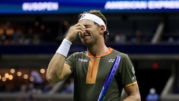 Tennis - U.S. Open - Flushing Meadows, New York, United States - August 20, 2025 Norway's Casper Ruud reacts during the semi final mixed doubles match with Poland's Iga Swiatek against Jessica Pegula of the U.S. and Britain's Jack Draper REUTERS/Kylie Cooper