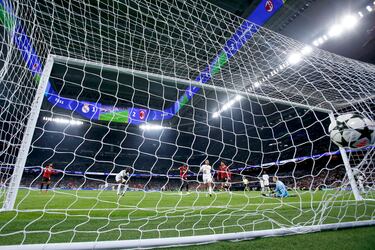 1-3. Rafael Leão se interna por la derecha en el área madridista asiste a Tijjani Reijnders que define con un disparo raso para batir a Adriy Lunin.