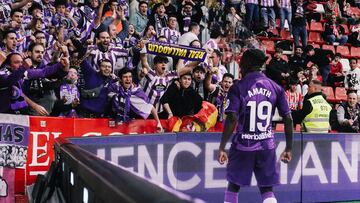 Amath celebra su gol al Sporting frente a la afición del Real Valladolid.