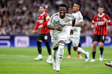 1-1. Vinicius celebra el tanto que marca desde los once metros.