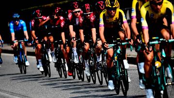 Pelotón en el Giro de Lombardía.