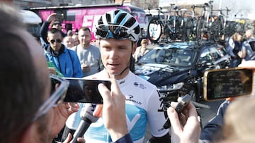 Chris Froome atiende a los medios durante la Vuelta a Andalucía.
