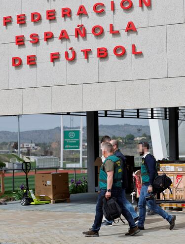 Miembros de la UCO salen de las oficinas de la RFEF en Las Rozas tras los registros. 