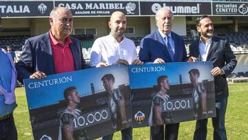 Vicente del Bosque y Juan Planelles, con los carnets 10.000 y 10.001