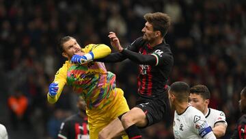 MILAN, ITALY - NOVEMBER 05: Matteo Gabbia of AC Milan competes for the ball with Bartlomiej Dragowski of Spezia Calcio during the Serie A match between AC MIlan and Spezia Calcio at Stadio Giuseppe Meazza on November 05, 2022 in Milan, Italy. (Photo by Claudio Villa/AC Milan via Getty Images)