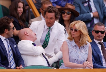 Andre Agassi saluda al actor Matthew McConaughey.