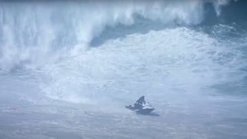 Ola gigante el 26 de agosto del 2025 en Nazaré, con un jet ski y un surfista escapando