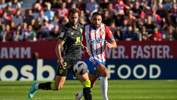 GIRONA, 22/10/2023. El delantero brasileño del Almería Leo Baptistão (i) intenta controlar el balón ante David López, del Girona durante el partido de Liga en Primera División entre el Girona FC - UD Almería, este domingo en el estadio municipal de Montilivi. EFE/David Borrat