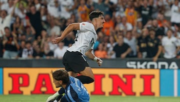 VALENCIA, 16/08/2025.- El centrocampista del Valencia Diego López celebra su gol durante el partido de la primera jornada de LaLiga entre Valencia CF y Real Sociedad, este sábado en el estadio de Mestalla, en Valencia. EFE/ Manuel Bruque