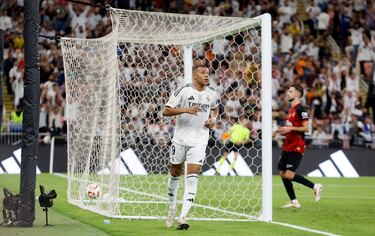 2-0. Brahim, en la frontal del área, asiste al desmarque Mbappé. El defensa eslovaco yendo al suelo, intercepta el balón para cambiar la trayectoria de la pelota y confundir a Greif.
