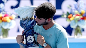 MASON, OHIO - AUGUST 18: Carlos Alcaraz of Spain poses with the Rookwood Cup after his win over Jannik Sinner of Italy during the men's final of the Cincinnati Open at Lindner Family Tennis Center on August 18, 2025 in Mason, Ohio. Matthew Stockman/Getty Images/AFP (Photo by MATTHEW STOCKMAN / GETTY IMAGES NORTH AMERICA / Getty Images via AFP)