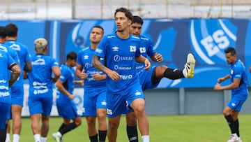 Desde el Estadio Cuscatlán, El Salvador de Hernán Gómez se medirá ante la Surinam de Stanley Menso.