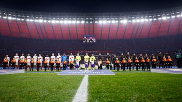 Formación de los equipos del Union Berlín y Real Madrid en el centro campo.