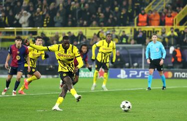 1-1. Serhou Guirassy lanza al lado derecho de Iñaki Peña y supera la estirada abajo del portero culé.