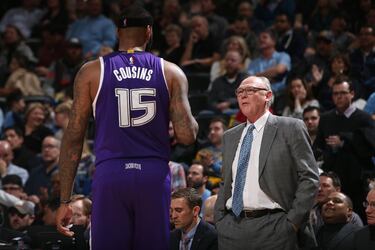 Desde aquel verano de 2006, los Kings han tenido diez entrenadores distintos. Dave Joerger es el único que ha estado más de 300 partidos en el equipo y rozó el 40% de victorias (98-148). El mejor porcentaje de triunfos es de Luke Walton: 42,2% pese a que su paso por el equipo (2019-21) fue un fracaso estrepitoso en lo deportivo (su balance fue de 68 victorias y 93 derrotas). Walton, que venía de una mala salida de los Lakers, fue despedido el pasado 21 de noviembre. En su lugar y de forma totalmente provisional se hizo cargo del equipo Alvin Gentry, un veterano entrenador que no esa en absoluta una solución a largo plazo. Durante estos 16 años han pasado por el banquillo técnicos como George Karl (39,3% de victorias) y Michael Malone (36,8%) que luego ha alcanzado un gran éxito en Denver Nuggets. 
