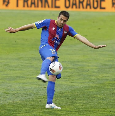 Jugó en el Barcelona la temporada 2008-09 y con el Levante las temporadas 2010-11 y 2011-12.