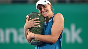 Beatriz Haddad Maia, con el trofeo de campeona del WTA 500 de Seúl.