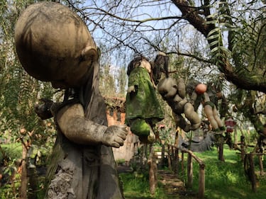 La Isla de las Muñecas, en los canales de Xochimilco (México), está cubierta por muñecas colgadas en árboles y estructuras, creando un ambiente inquietante. Su origen se vincula a una leyenda sobre una niña ahogada y el cuidador que, por años, colocó muñecas para apaciguar su espíritu.