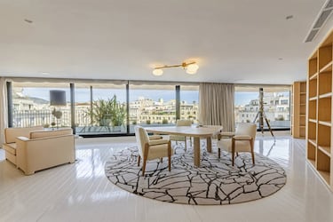 Propiedad del empresario y abogado catalán Emilio Cuatrecasas, el espectacular ático (572 m2 más una terraza de 128 m²)  está a la venta por 12 millones de euros. En una de las mejores zonas de la ciudad, permite disfrutar de unas vistas  que incluyen dos de los monumentos más icónicos de Gaudí: La Pedrera y la Sagrada Familia.  La propiedad está siendo comercializada por Sotheby's International Realty y Engel&Völkers.