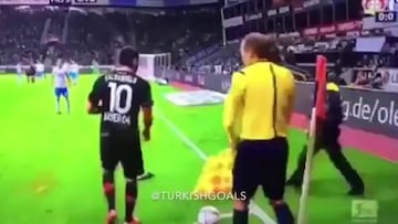A Çalhanoglu le tiraron comida y... ¡la besó y bendijo!
