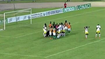 Aurier salva la vida a Doumbia tras un fuerte golpe