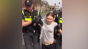 El momento en el que la policía holandesa se lleva por la fuerza a Greta Thunberg