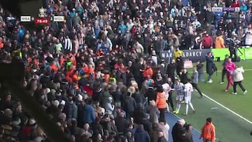 Marca Cunha y se para el partido en Inglaterra por esta pelea multitudinaria en la grada y césped