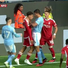 Roja directa a Rodri por agarrar del cuello al rival a los 25″ de poner el balón en juego