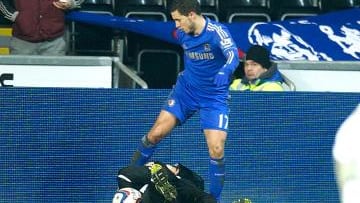 El reencuentro de Hazard con un recogepelotas al que agredió