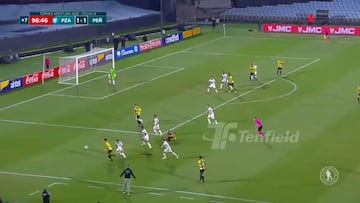 Minuto 97, 1-1 y sucede esto: los jueces del Puskas lo tienen que tener ya en la bandeja de entrada