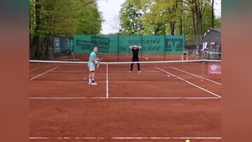 Más de 1M de visitas y tendrás que verlo dos veces: el inverosímil golpeo de tenis que se ha hecho viral