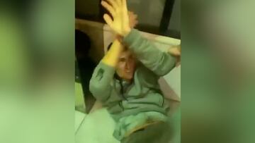 Sobrecogedora paliza a Bernard Tomic: acorralado y pateado en el suelo