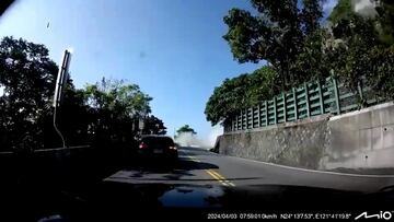 Un coche es aplastado por una roca tras un terremoto en Taiwán