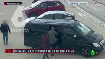 Exclusiva de laSexta: así ha sido el momento en el que interceptan a Rubiales al bajarse del avión