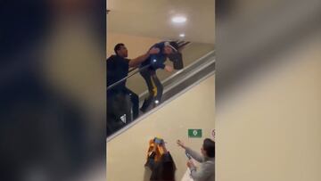 Gignac rozó la tragedia: a punto de desnucarse encajado en unas escaleras mecánicas
