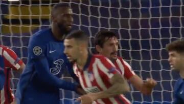 La roja que Rüdiger le ‘sacó' a Savic por un codazo calcado al de Correa hace dos años