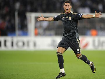 Real Madrid's Cristiano Ronaldo celebrates his team's fourth goal during his Champions League football game versus FC Zurich on September 15, 2009 in Zurich. Real Madrid won 5-2. AFP PHOTO / FABRICE COFFRINI