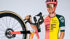Los ciclistas del EF Education - Easypost posan con el maillot que llevarán durante el Giro de Italia 2023.