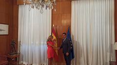 Yolanda Díaz, vicepresidenta segunda del Gobierno, saluda a David Aganzo, presidente de la Asociación de Futbolistas Españoles (AFE).