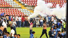 El caos y la violencia reino esta tarde en el Estadio Corregidora.