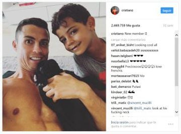 En su Instagram, Ronaldo comparte una mezcla de contenido personal y profesional. Acerca a sus fans a los momentos cotidianos detrás de las cámaras tanto en el campo como fuera de él, compartiendo tanto sus iniciativas empresariales como la relación con su hijo, a través de fotos, videos e Instagram Stories. 
